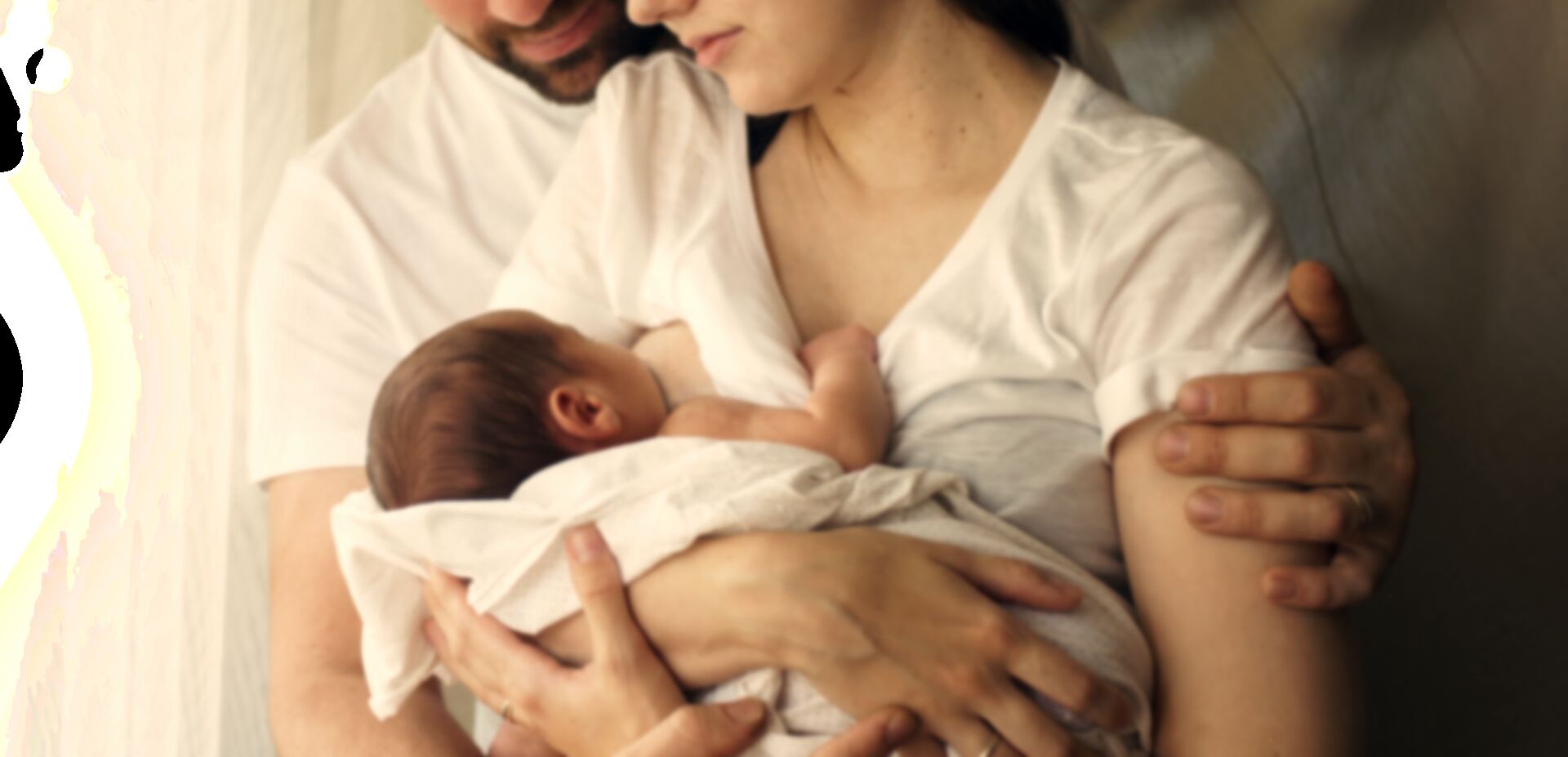 Ouders houden hun pasgeboren baby dicht tegen zich aan